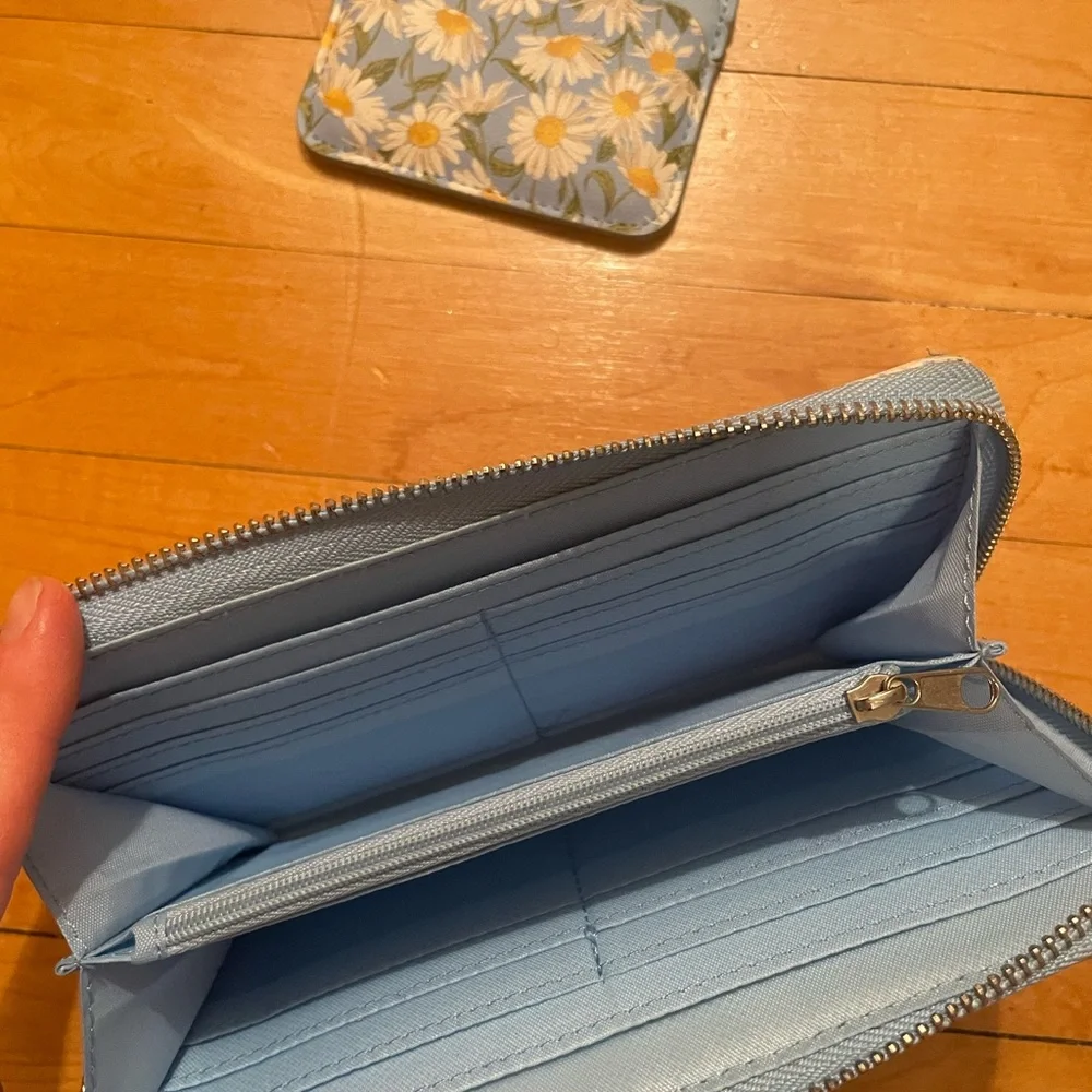 No Boundaries Light Blue Daisy Floral Zip Wallet and Card Holder Set